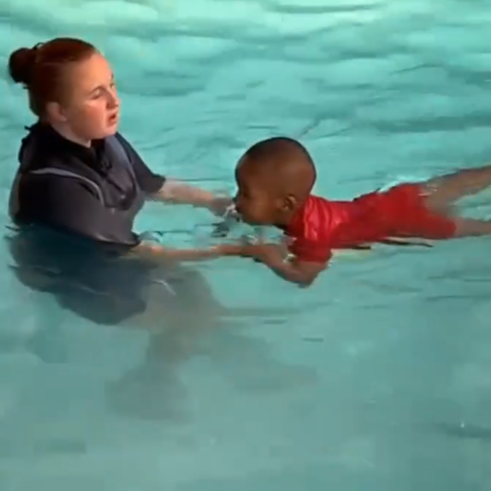 swimming instructor chantel teaching a child how to swim at splashmates swim school